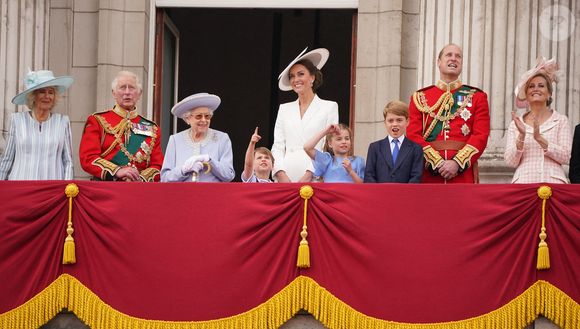 Le 2 juin 2022 de (gauche à droite) la Duchesse de Cornouailles, le Prince de Galles, la Reine Elizabeth II, le Prince Louis, la Duchesse de Cambridge, la Princesse Charlotte, le Prince George, le Duc de Cambridge, et la Comtesse de Wessex sur le balcon du Palais de Buckingham, pour voir le défilé aérien du Jubilé de Platine. Photo : Jonathan Brady/PA Wire