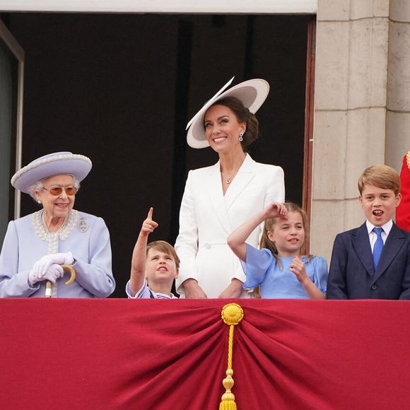 Le 2 juin 2022 de (gauche à droite) la Duchesse de Cornouailles, le Prince de Galles, la Reine Elizabeth II, le Prince Louis, la Duchesse de Cambridge, la Princesse Charlotte, le Prince George, le Duc de Cambridge, et la Comtesse de Wessex sur le balcon du Palais de Buckingham, pour voir le défilé aérien du Jubilé de Platine. Photo : Jonathan Brady/PA Wire