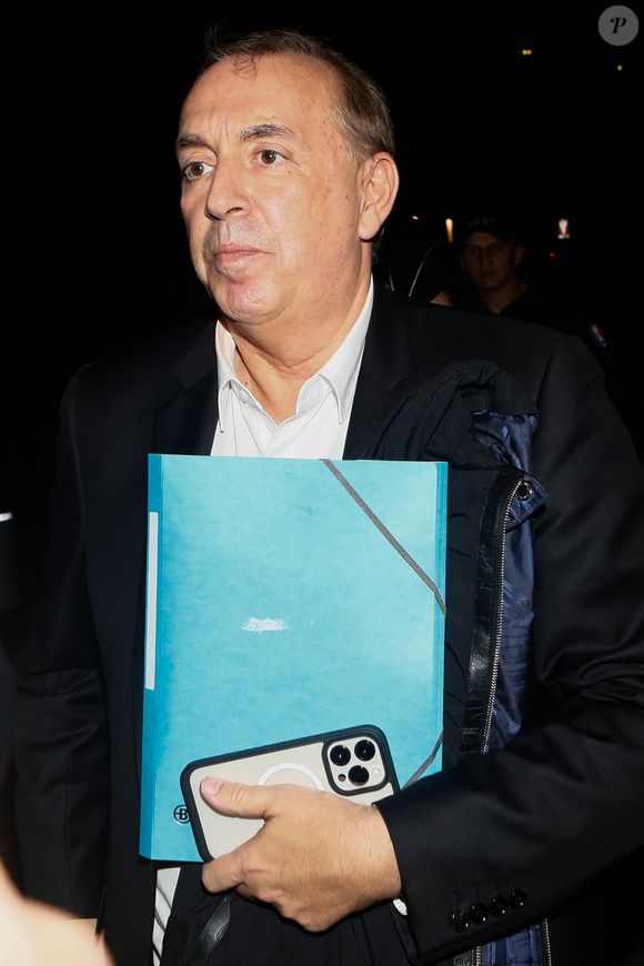 En effet, condamné à six mois de prison avec sursis avant qu'il ne fasse appel, Jean-Marc Morandini écope aujourd'hui de 18 mois de prison avec sursis.

L'animateur Jean-Marc Morandini sort du tribunal après son procès pour corruption de mineurs au Tribunal de Paris le 24 octobre 2022.