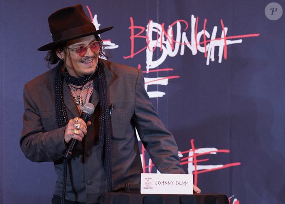 Johnny Depp donne une conférence de presse pour son exposition "A Bunch of Stuff" à Tokyo (Japon), le 27 novembre 2025. "A Bunch of Stuff" retrace 30 ans de la carrière artistique de Johnny Depp, à travers les lieux qu'il a visités, les personnes qu'il a rencontrées et les objets qu'il a possédés, présentés dans plusieurs galeries thématiques, pour une immersion cinématographique dans son univers.

Aflo / Bestimage