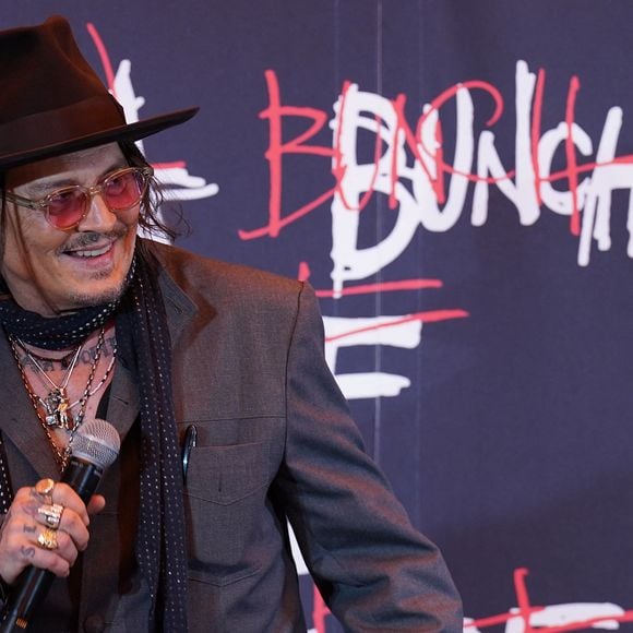Johnny Depp donne une conférence de presse pour son exposition "A Bunch of Stuff" à Tokyo (Japon), le 27 novembre 2025. "A Bunch of Stuff" retrace 30 ans de la carrière artistique de Johnny Depp, à travers les lieux qu'il a visités, les personnes qu'il a rencontrées et les objets qu'il a possédés, présentés dans plusieurs galeries thématiques, pour une immersion cinématographique dans son univers.

Aflo / Bestimage