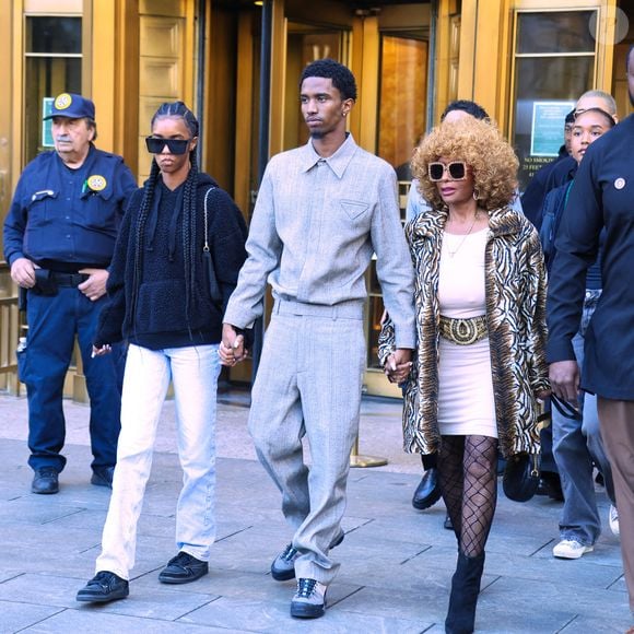 Les enfants et la mère de Sean Diddy Combs arrivent et quittent le tribunal fédéral de Lower Manhattan après l'audience de libération sous caution à New York, NY, le 10 octobre 2024. Photo by Dylan Travis/ABACAPRESS.COM