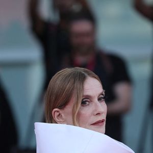 Isabelle Huppert, présidente du jury de la 81e Mostra de Venise, pose sur le tapis rouge avant la cérémonie de remise des prix de la Mostra à Venise, en Italie, le 7 septembre 2024.  Photo by Xinhua/ABACAPRESS.COM/Li Jing)
