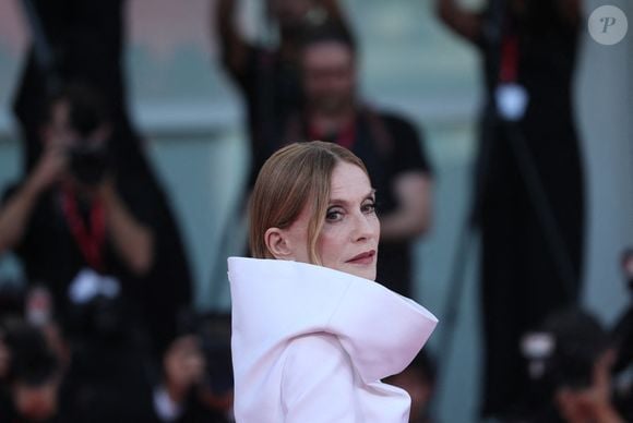 Isabelle Huppert, présidente du jury de la 81e Mostra de Venise, pose sur le tapis rouge avant la cérémonie de remise des prix de la Mostra à Venise, en Italie, le 7 septembre 2024.  Photo by Xinhua/ABACAPRESS.COM/Li Jing)