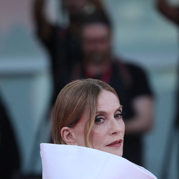 Isabelle Huppert, présidente du jury de la 81e Mostra de Venise, pose sur le tapis rouge avant la cérémonie de remise des prix de la Mostra à Venise, en Italie, le 7 septembre 2024.  Photo by Xinhua/ABACAPRESS.COM/Li Jing)