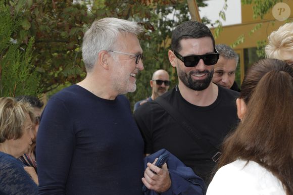 Rappelons qu'avec Hugo Manos, il s'est séparé en bons termes après 7 ans d'amour.

Exclusif - Laurent Ruquier et son compagnon Hugo Manos 
I - Inauguration de la place Line Renaud a Rueil-Malmaison le 22 Juin 2024.
© Jlppa / Bestimage