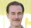 L’épouse de l’ancien acteur a partagé une photographie sur Instagram sur laquelle on découvre les amoureux profitant d’un moment paisible dans un jardin. 

James Van Der Beek - Première de la série "Overcompensating" à Los Angeles, le 14 mai 2025. Photo par Broadimage / Bestimage