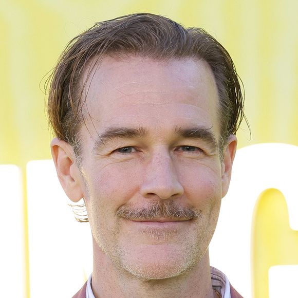 L’épouse de l’ancien acteur a partagé une photographie sur Instagram sur laquelle on découvre les amoureux profitant d’un moment paisible dans un jardin. 

James Van Der Beek - Première de la série "Overcompensating" à Los Angeles, le 14 mai 2025. Photo par Broadimage / Bestimage