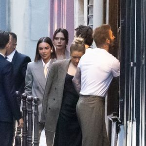 Exclusif - La famille Beckham (David Beckham, sa femme Victoria, Cruz Beckham, sa compagne Jackie Apostel, Roméo Beckham, sa compagne Kim Turnbull et Harper Seven) va dîner dans le restaurant "Chez l'Ami Louis" coup de coeur de l'ancienne star du football pour fêter les 50 ans de David Beckham (2 mai 1975) à Paris, France, le 2 mai 2025. © Bestimage