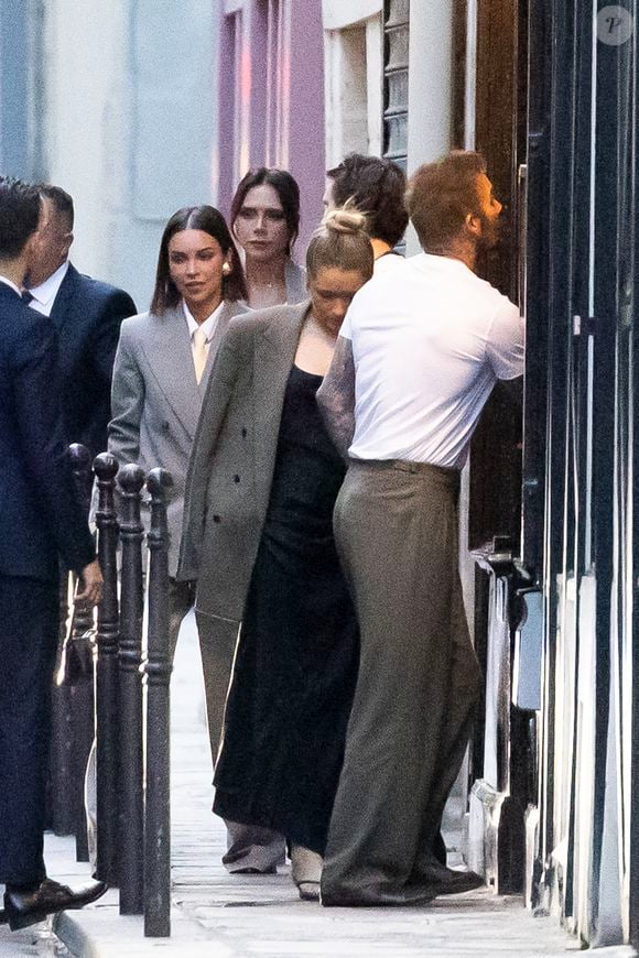Exclusif - La famille Beckham (David Beckham, sa femme Victoria, Cruz Beckham, sa compagne Jackie Apostel, Roméo Beckham, sa compagne Kim Turnbull et Harper Seven) va dîner dans le restaurant "Chez l'Ami Louis" coup de coeur de l'ancienne star du football pour fêter les 50 ans de David Beckham (2 mai 1975) à Paris, France, le 2 mai 2025. © Bestimage