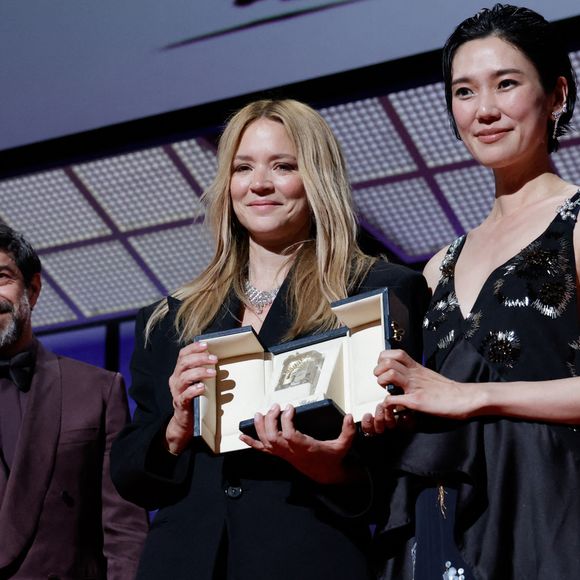 Pierfrancesco Favino, Ryūsuke Hamaguchi, Virginie Efira - Cérémonie de clôture du 79ème Festival International du Film de Cannes, le 23 mai 2026. © Borde-Jacovides-Moreau / Bestimage