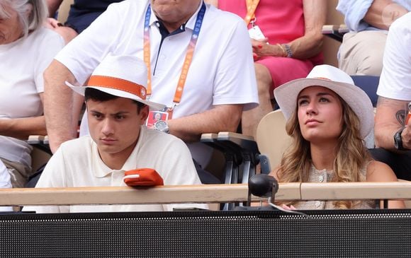 Louis Bielle-Biarrey en couple avec une jeune femme, une grande étape bientôt franchie

Louis Bielle-Biarrey et sa compagne Chiara dans les tribunes lors des Internationaux de France de Tennis de Roland Garros. Paris. © Dominique Jacovides/Bestimage