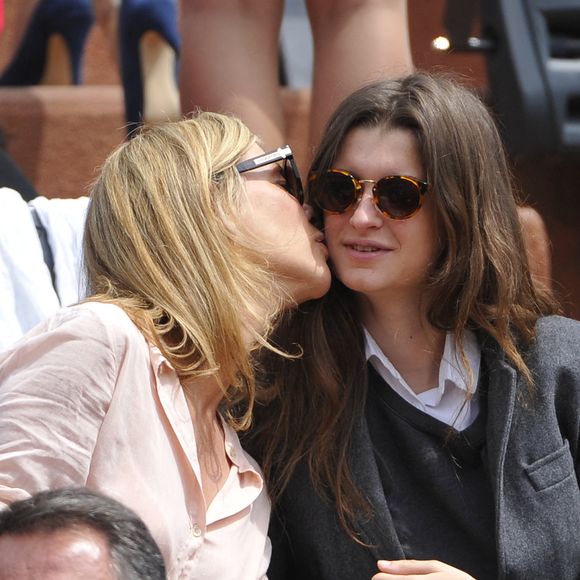 Michele Laroque et sa fille Oriane Deschamps regardent un match pendant les Internationaux de France de Tennis à Roland Garros à Paris, France, le 1er juin 2014. Photo par Corinne Dubreuil/ABACAPRESS.COM