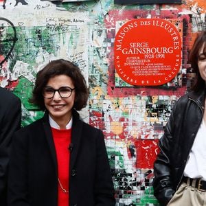 Ben Attal, Rachida Dati (ministre de la culture), Charlotte Gainsbourg lors de la cérémonie de dévoilement de la plaque "Maison des Illustres" de la Maison Gainsbourg à Paris, France, le 2 avril 2024. © Christophe Clovis/Bestimage