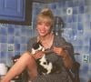 Chats, chiens et chèvre occupent une place essentielle dans son quotidien, Amanda Lear allant jusqu’à installer des caméras pour pouvoir les surveiller lorsqu’elle s’absente.

Archives — Amanda Lear dans la cuisine de sa maison de Saint-Rémy-de-Provence.