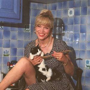 Chats, chiens et chèvre occupent une place essentielle dans son quotidien, Amanda Lear allant jusqu’à installer des caméras pour pouvoir les surveiller lorsqu’elle s’absente.

Archives — Amanda Lear dans la cuisine de sa maison de Saint-Rémy-de-Provence.