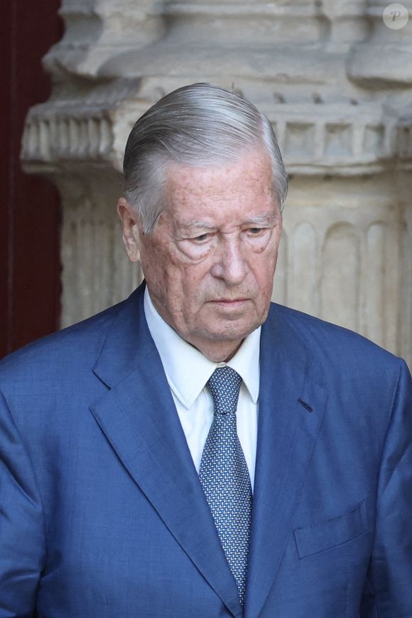 "Si je ne suis pas mort avant", a-t-il crû bon d'ajouter devant nos confrères...

Alain Duhamel - Sorties des obsèques de Philippe Labro en l'église de Saint-Germain-des-Prés à Paris le 13 juin 2025. © Dominique Jacovides - Christophe Clovis / Bestimage
