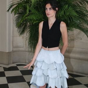 "On imagine alors la possibilité de la réparer, que quelque chose puisse exister à nouveau à cet endroit, que tout redevienne fonctionnel."

Nine d'Urso - Défilé de Mode Christian Dior, Collection Haute Couture Automne-Hiver 2026/2027 - Photocall, dans le cadre de la Fashion Week de Paris, France, le 06 Juillet 2026. © Bertrand Rindoff / Bestimage