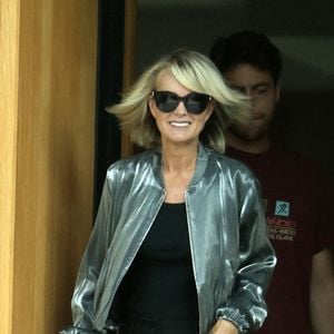 Exclusif - Prix Special - No web - Laeticia Hallyday garde le moral avec la visite d'amis dans sa villa de Pacific Palisades à Los Angeles le 15 septembre 2023. Laeticia est allée déjeuner avec un ami l'écrivain Simon Liberati qui lui rend visite ces derniers jours. Le musicien producteur Vincent Lanty les accompagne. Le matin elle a eu la visite de son coiffeur.
 - Pour info voir vendeur -