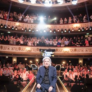 Exclusif - Serge Lama en backstage de l'enregistrement de l'émission "Serge Lama, le dernier rappel" présentée par F. Bollaert, diffusée le vendredi 21 novembre 2025 sur France 3 à 21h10, au théâtre Marigny à Paris, France, le 29 avril 2025. © Clovis-Moreau/Bestimage