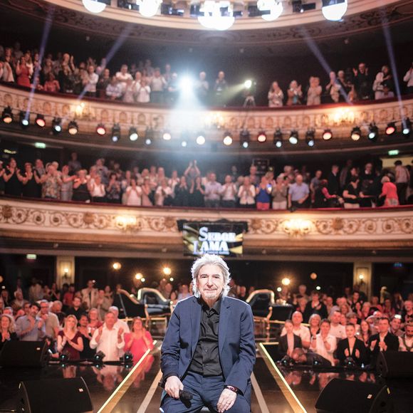 Exclusif - Serge Lama en backstage de l'enregistrement de l'émission "Serge Lama, le dernier rappel" présentée par F. Bollaert, diffusée le vendredi 21 novembre 2025 sur France 3 à 21h10, au théâtre Marigny à Paris, France, le 29 avril 2025. © Clovis-Moreau/Bestimage