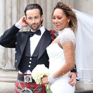 Il y a un an, c'est Mel B qui s'était mariée

Melanie Brown, alias Mel B, des Spice Girls, et son mari, le coiffeur Rory McPhee, sur les marches de la cathédrale Saint-Paul de Londres, après leur mariage le 5 juillet 2025. Crédit photo : Toby Shepheard/PA Wire