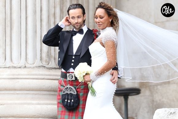 Il y a un an, c'est Mel B qui s'était mariée

Melanie Brown, alias Mel B, des Spice Girls, et son mari, le coiffeur Rory McPhee, sur les marches de la cathédrale Saint-Paul de Londres, après leur mariage le 5 juillet 2025. Crédit photo : Toby Shepheard/PA Wire