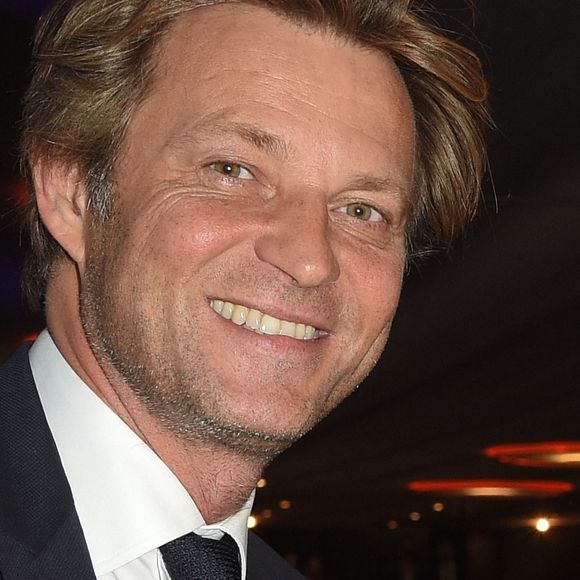 "Parce que j'aime ma famille à l'infini. Pour protéger ce que j'ai de plus cher. Leur intimité. C'est sacré", a-t-il ainsi confié avec tendresse.

Laurent Delahousse - Soirée du 90ème anniversaire de Line Renaud sur le Bateau Potel et Chabot "Pavillon Seine" à Paris le 2 juillet 2018. © Coadic Guirec/Bestimage