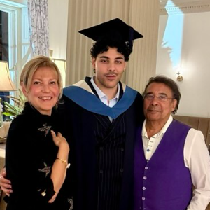 C'est avec son ex femme Mirella que Laurent Voulzy a acheté une grande propriété à Kerhostin, où son dernier fils, Quentin a passé ses vacances...

Laurent Voulzy, son ex femme Mirella et leur fils Quentin, le 25 juillet 2025 sur Instagram.