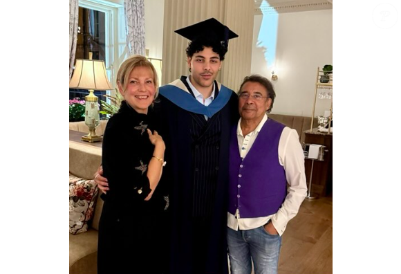 C'est avec son ex femme Mirella que Laurent Voulzy a acheté une grande propriété à Kerhostin, où son dernier fils, Quentin a passé ses vacances...

Laurent Voulzy, son ex femme Mirella et leur fils Quentin, le 25 juillet 2025 sur Instagram.