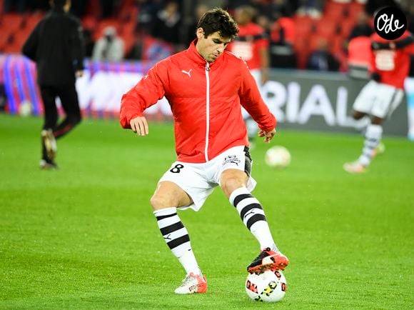 Yoann Gourcuff - Karine Ferri encourage son compagnon Yoann Gourcuff lors du match Psg-Rennes au Parc des Princes à Paris le 6 novembre 2016. © Pierre Perusseau/Bestimage