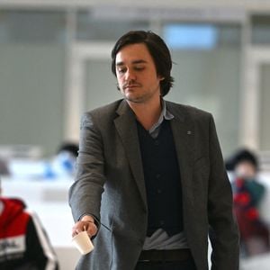 Alain-Fabien Delon assiste son passage en audience, dans le procès l'opposant à sa soeur A.Delon, devant la 17ème chambre correctionnelle du tribunal judiciaire de Paris, le 17 mars 2026. 

Agence / Bestimage