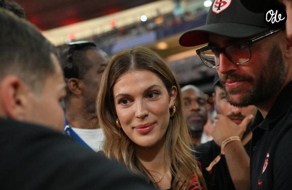 Iris Mittenaere enlace Antoine Dupont à l'issue de la victoire des Toulousains en finale du Top 14, face à Montpellier (28 - 20) au stade de France, le 27 juin 2026. 
© Christian Liewig / Bestimage