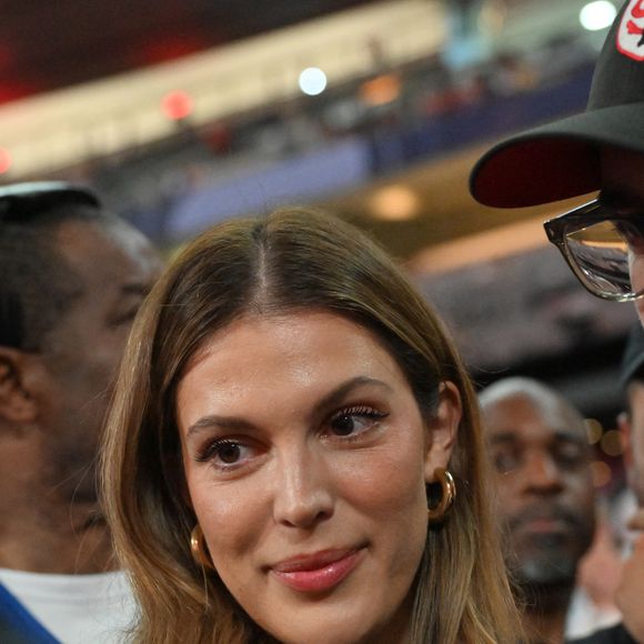 Iris Mittenaere enlace Antoine Dupont à l'issue de la victoire des Toulousains en finale du Top 14, face à Montpellier (28 - 20) au stade de France, le 27 juin 2026. 
© Christian Liewig / Bestimage