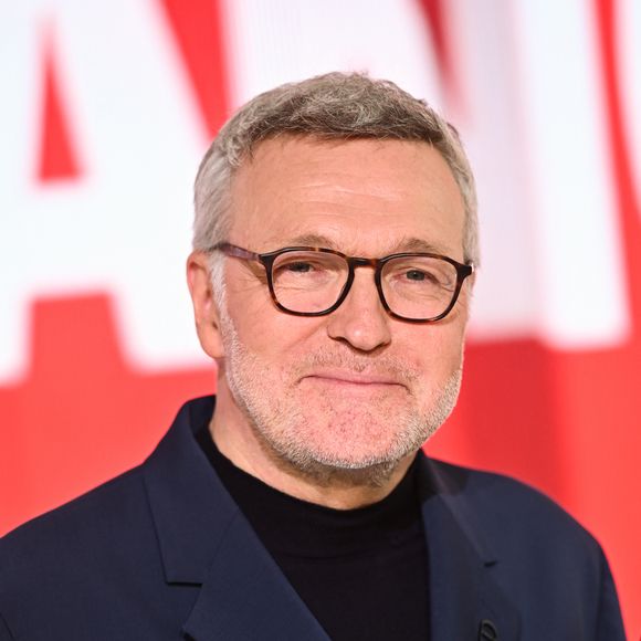 Il n’a pas assisté aux obsèques de son confrère car il était en tournage pour Mask Singer.

Enregistrement de l'émission "Vivement Dimanche" au Studio Gabriel à Paris, France, le 1er octobre 2024, présentée par M.Drucker et diffusée le 3 novembre sur France 3. © Guillaume Gaffiot/Bestimage