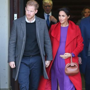 Le prince Harry, duc de Sussex, et Meghan Markle, duchesse de Sussex, enceinte, lors d'une visite à Birkenhead le 14 janvier 2019.

Backgrid USA / Bestimage