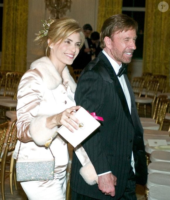 Washington, D.C. - 14 février 2006 -- L'acteur Chuck Norris et son épouse, Gena O'Kelley, partent après le spectacle de Michael Feinstein pour le président des États-Unis George W. Bush et la première dame Laura Bush et leurs invités lors d'un dîner social de la Saint-Valentin dans la salle Est de la Maison Blanche à Washington, D.C., le 14 février 2006. Crédit : Ron Sachs / CNP