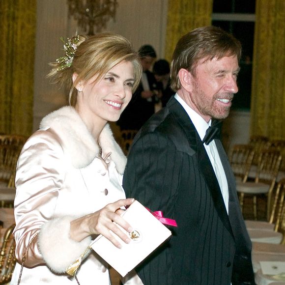 Washington, D.C. - 14 février 2006 -- L'acteur Chuck Norris et son épouse, Gena O'Kelley, partent après le spectacle de Michael Feinstein pour le président des États-Unis George W. Bush et la première dame Laura Bush et leurs invités lors d'un dîner social de la Saint-Valentin dans la salle Est de la Maison Blanche à Washington, D.C., le 14 février 2006. Crédit : Ron Sachs / CNP