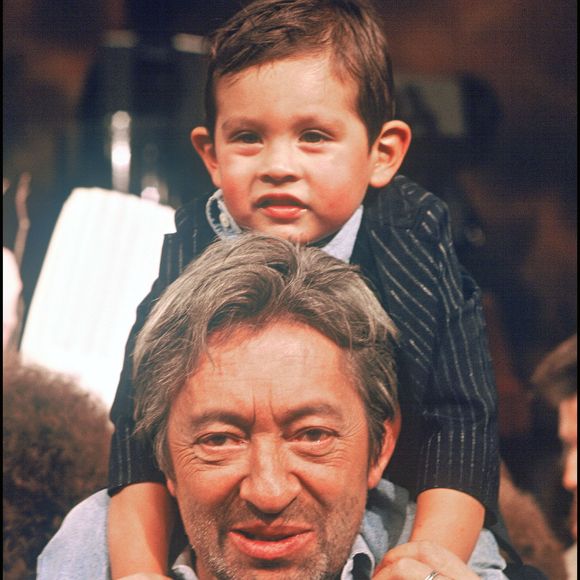 Archives - Serge Gainsbourg et Lulu sur le plateau de l'émission de TF1 "Sacrée Soirée", en 1988.

Photo : Frederic Herve / Bestimage