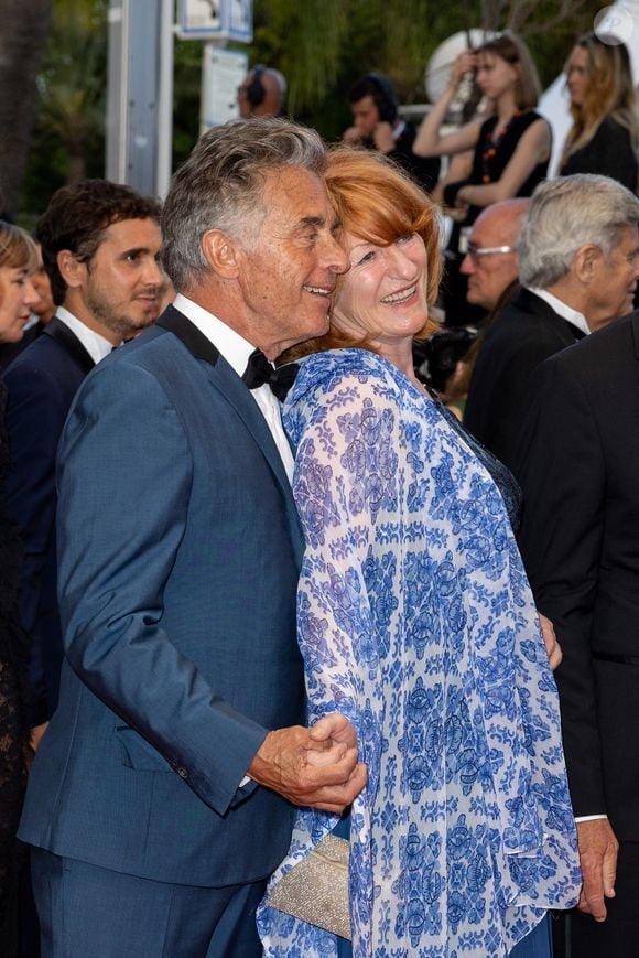 Par amour pour elle, il a même quitté la télévision afin de la suivre à Rome.

Gérard Holtz et sa femme Muriel Mayette-Holtz - Montée des marches du film « Mascarade  » lors du 75ème Festival International du Film de Cannes. Le 27 mai 2022. © Olivier Borde / Bestimage