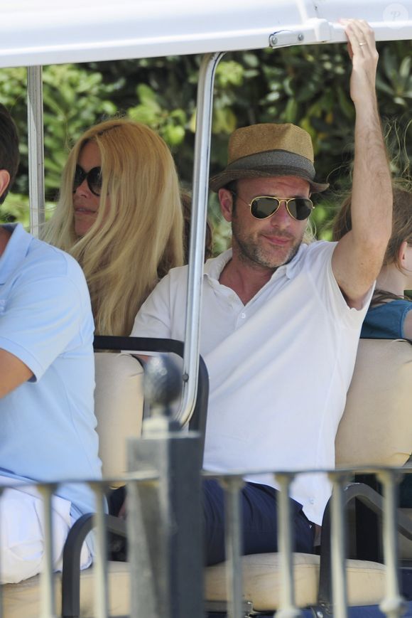 La jeune femme est aujourd'hui devenue le portrait craché de sa mère, comme le prouve ses dernières photos publiées sur Instagram le lundi 17 novembre 2025

Claudia Schiffer, son mari Matthew Vaughn et leurs filles Clementine et Cosima Violet en vacances a Marbella en Espagne le 11 juin 2013.
© GTRES / BESTIMAGE