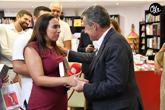 Salhia Brakhlia (journaliste au "Quotidien" sur TMC) avec Nicolas Sarkozy - L'ancien président de la République, dédicace son livre "Passions", à la librairie Jean Jaurès de Nice, France, le lundi 26 août 2019. © Bruno Bebert/Bestimage