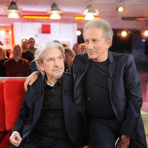 Serge Lama et Michel Drucker - Enregistrement de l'émission "Vivement dimanche" au studio Gabriel à Paris le 23 janvier 2024, diffusée le 11 février 2024 sur France 3. 
© Guillaume Gaffiot / Bestimage