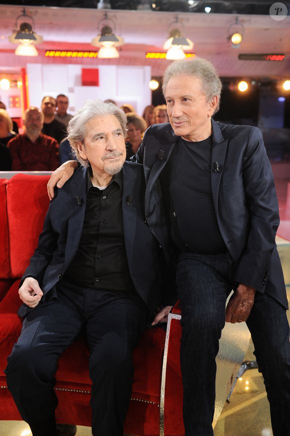 Serge Lama et Michel Drucker - Enregistrement de l'émission "Vivement dimanche" au studio Gabriel à Paris le 23 janvier 2024, diffusée le 11 février 2024 sur France 3. 
© Guillaume Gaffiot / Bestimage