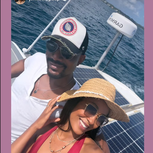 Sur les clichés dévoilés, on découvre notamment le couple resplendissant lors d'une virée en bateau.
Harry Roselmack en voyage avec sa compagne Jennifer Galap