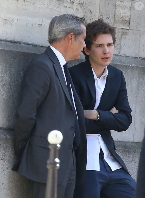Pour son bien-être, François Chazal - Poivre d'Arvor a pris ses distances, partant faire ses études à l'étranger : Nouvelle-Zélande, Londres et Hong Kong

François Poivre d'Arvor (fils de Claire Chazal) - Obsèques de Josette Chazal, la mère de Claire Chazal, en l'église Notre Dame d'Auteuil à Paris, le 14 avril 2015. © Agence Bestimage