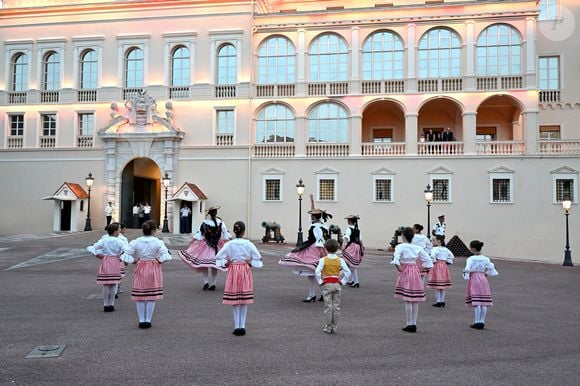 Sur le Rocher, la fête s'étale sur 2 jours

Illustration lors de la célébration de la fête de la Saint Jean sur la Place du Palais princier de Monaco, le 23 juin 2025.
La Saint Jean est à l'origine une fête païenne puis chrétienne. Pour les païens, c'était une fête qui célébrait les moissons. Une fois christianisée, cette fête est devenue celle du solstice d'été et donc la fête de la lumière.

© Bruno Bebert / Bestimage