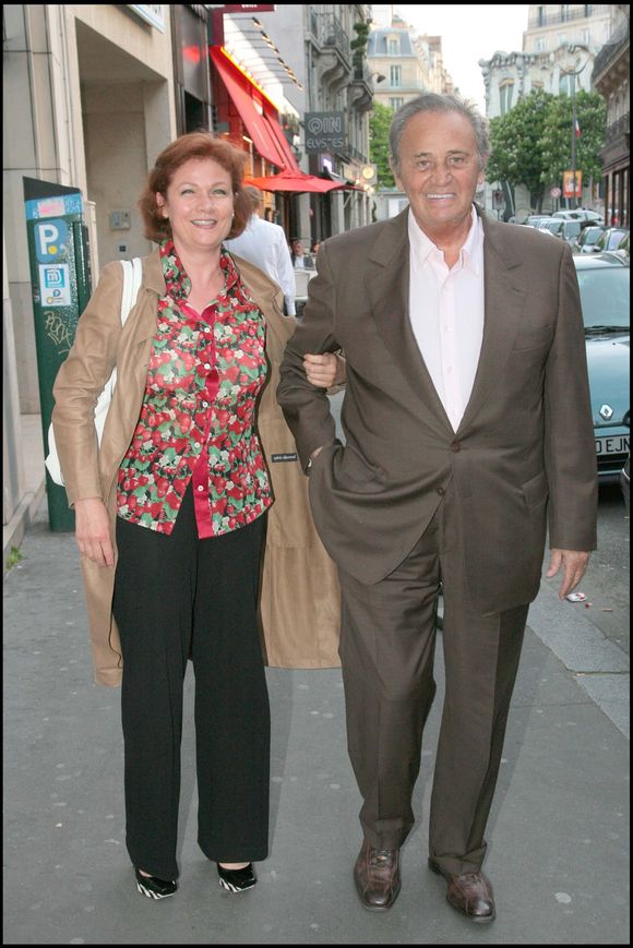 Roger Hanin et sa compagne Agnès Berdugo à la première du film Tu peux garder un secret ? à l'Elysée Biarritz, Paris, le 05 mai 2008. Crédit  : Bertrand Rindoff Petroff / Bestimage