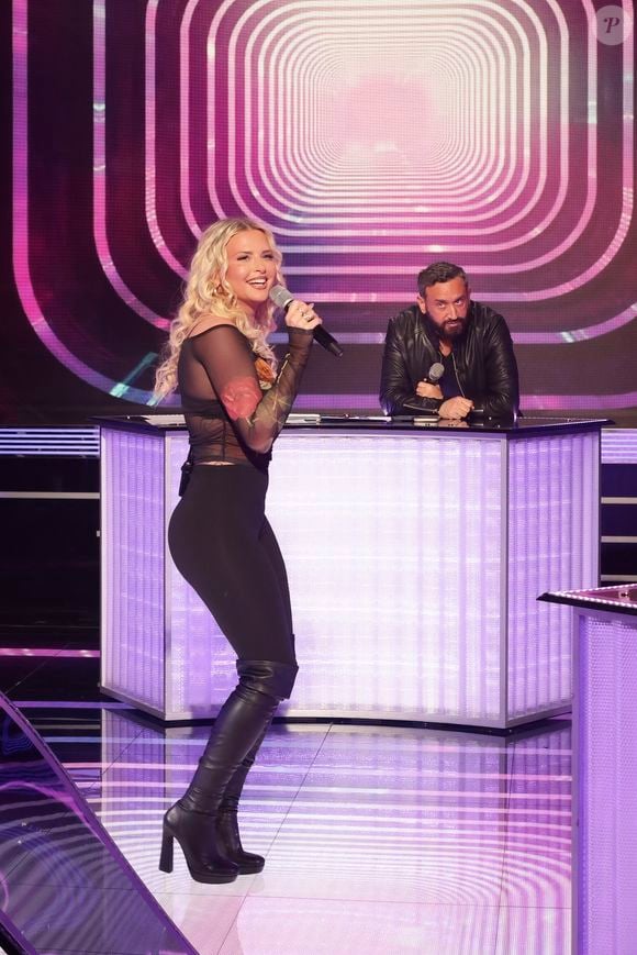 Exclusif - Kelly Vedovelli, Cyril Hanouna, sur le plateau de l’émission « TPMP » présentée par C.Hanouna et diffusée en direct sur C8, Paris, France, le 24 fevrier 2025. © Jack Tribeca / Bestimage