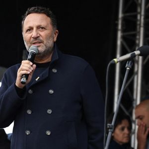 L'animateur et producteur de télévision, Arthur (Jacques Essebag) - Marche en hommage aux victimes de l'attaque du 7 octobre contre Israël par le Hamas, à Paris, le 6 octobre 2024. © Stéphane Lemouton / Bestimage